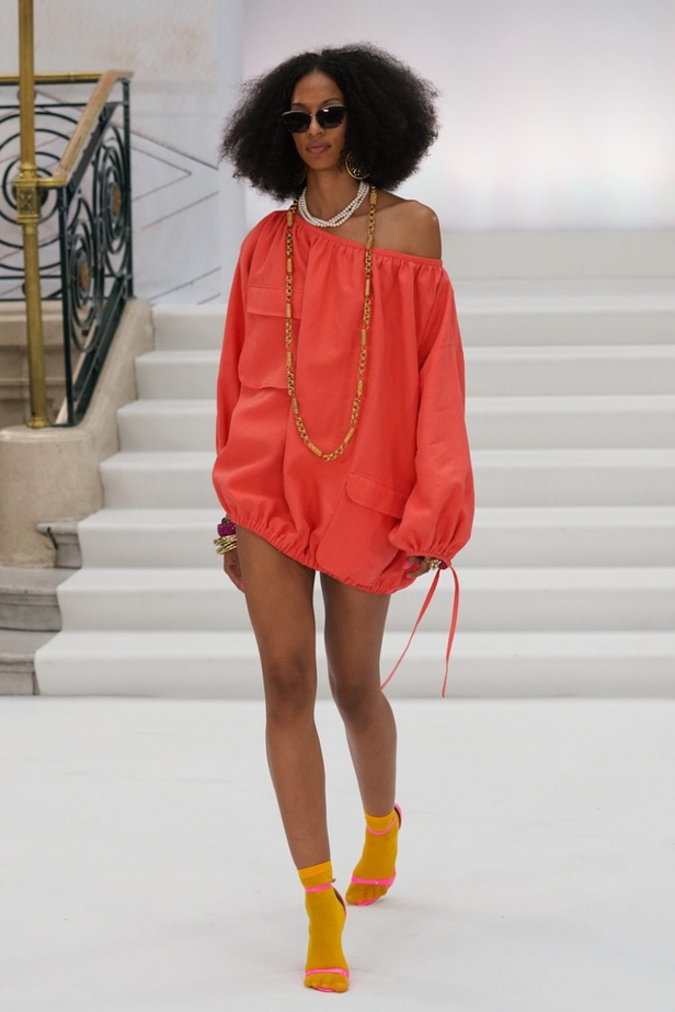 اسبوع الموضة في لندن 2019  أزياء PAUL COSTELLO الجاهزة لربيع وصيف 2020