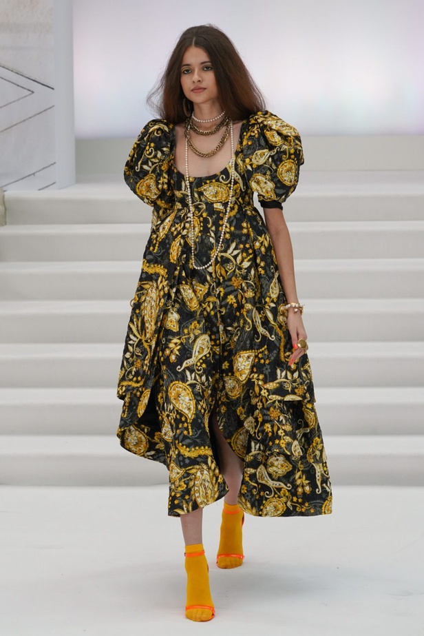 اسبوع الموضة في لندن 2019  أزياء PAUL COSTELLO الجاهزة لربيع وصيف 2020