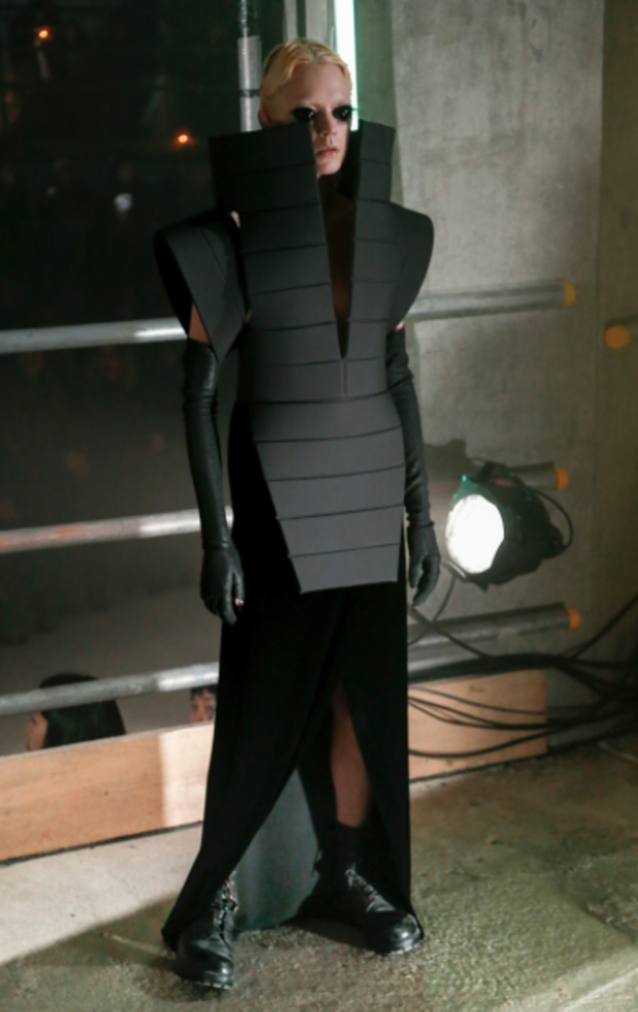 عرض أزياء المصمم Gareth Pugh لخريف وشتاء 2017