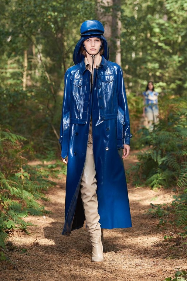 عرض ازياء Burberry لربيع وصيف 2021 من اسبوع الموضة في لندن