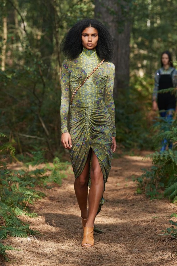 عرض ازياء Burberry لربيع وصيف 2021 من اسبوع الموضة في لندن