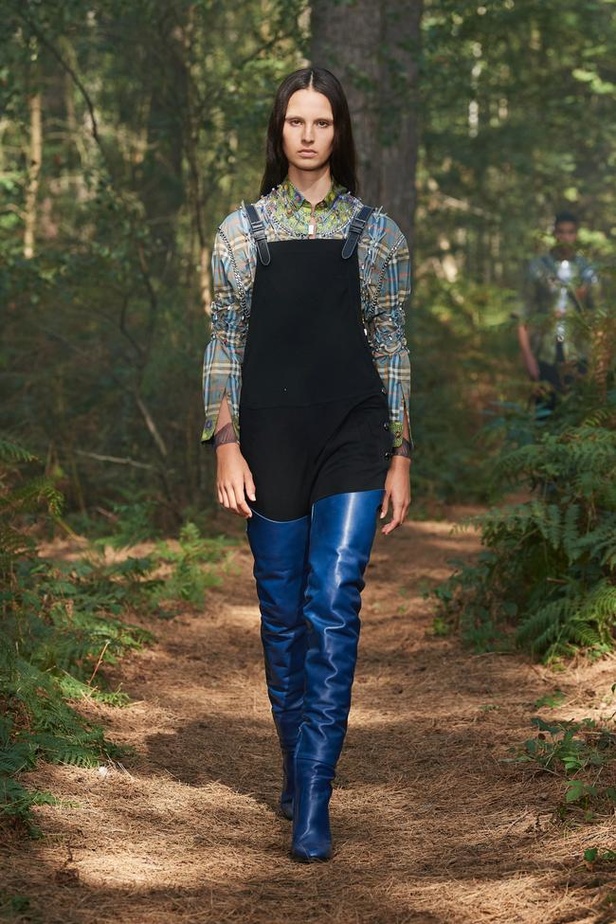 عرض ازياء Burberry لربيع وصيف 2021 من اسبوع الموضة في لندن