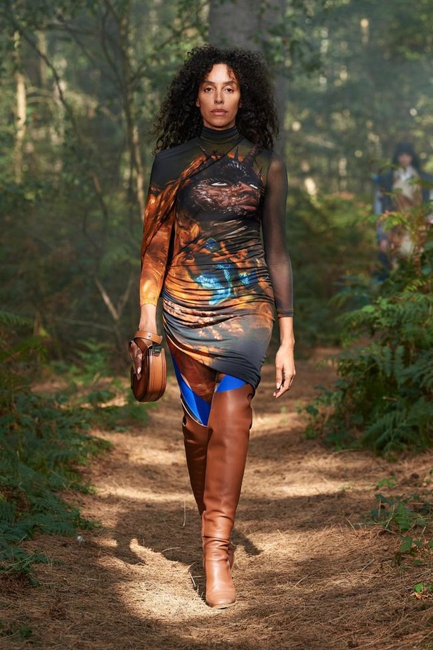 عرض ازياء Burberry لربيع وصيف 2021 من اسبوع الموضة في لندن