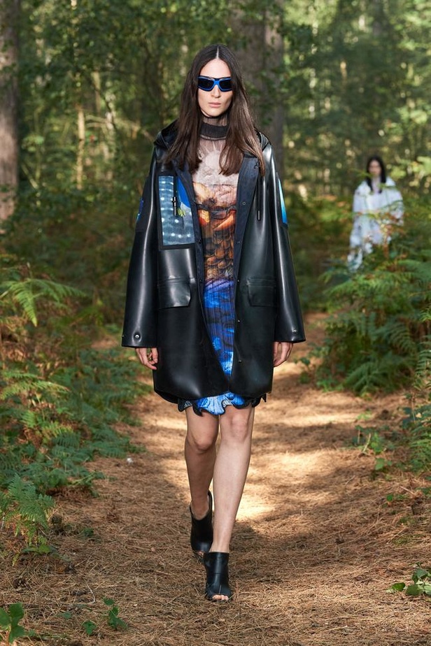 عرض ازياء Burberry لربيع وصيف 2021 من اسبوع الموضة في لندن