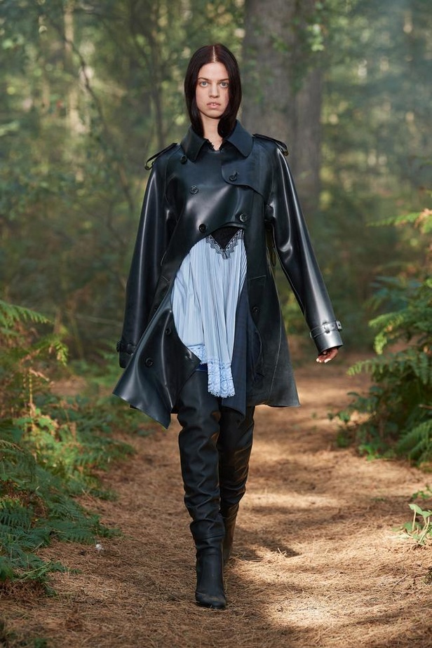 عرض ازياء Burberry لربيع وصيف 2021 من اسبوع الموضة في لندن