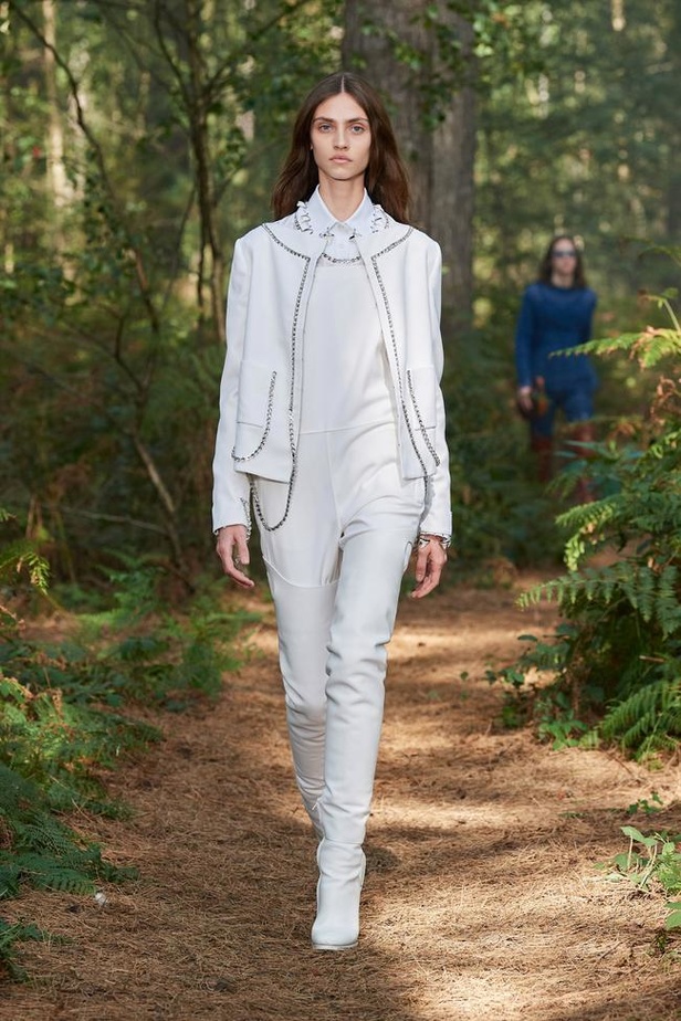 عرض ازياء Burberry لربيع وصيف 2021 من اسبوع الموضة في لندن