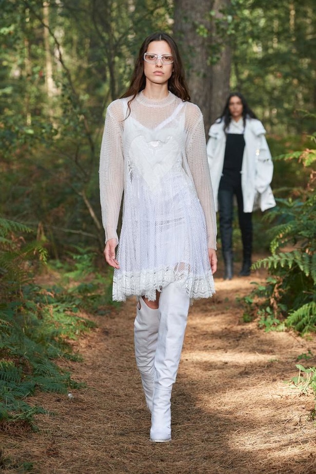 عرض ازياء Burberry لربيع وصيف 2021 من اسبوع الموضة في لندن