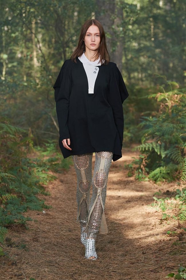 عرض ازياء Burberry لربيع وصيف 2021 من اسبوع الموضة في لندن