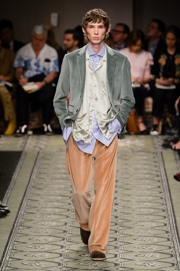 مجموعة “بربري” لموسم خريف وشتاء 2016-2017 من منصة العرض الى الاسواق فورا