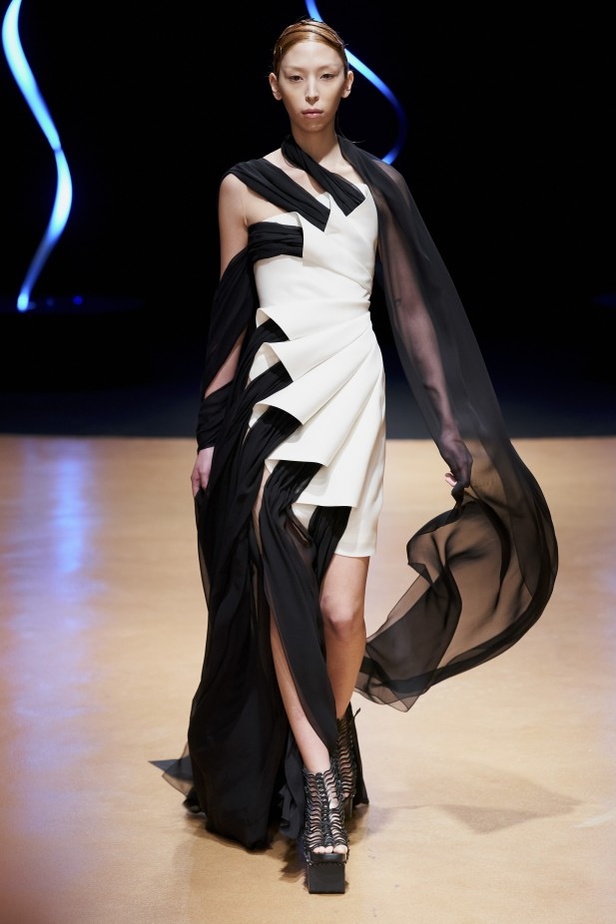 عرض ازياء haute couture من Iris Van Herpen لربيع وصيف 2020