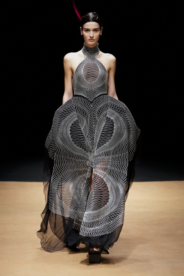 عرض ازياء haute couture من Iris Van Herpen لربيع وصيف 2020