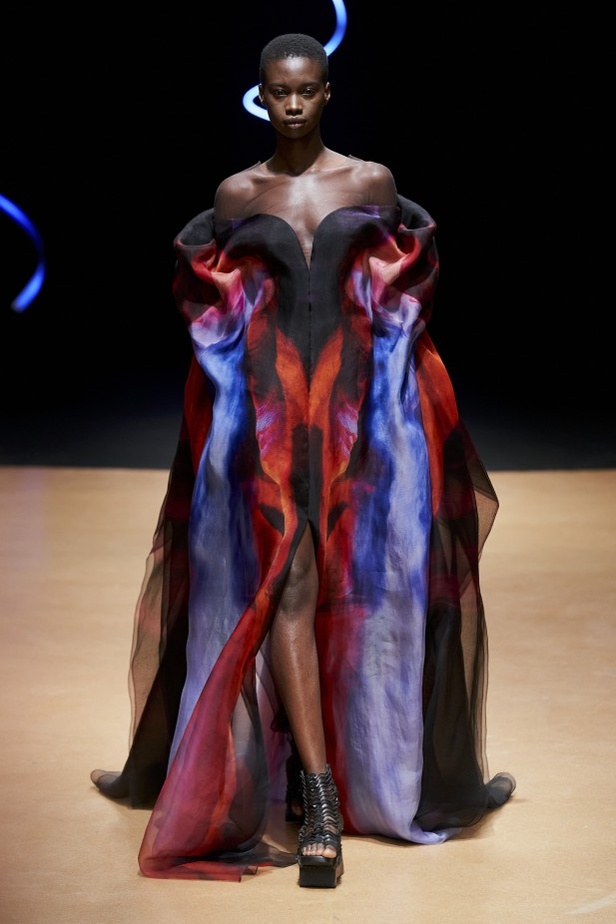 عرض ازياء haute couture من Iris Van Herpen لربيع وصيف 2020