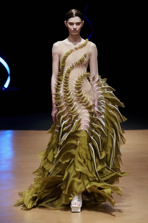 عرض ازياء haute couture من Iris Van Herpen لربيع وصيف 2020