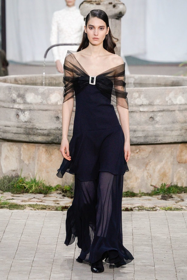 الأسود والأبيض.. عنوان مجموعة Chanel  من الألبسة الفاخرة لربيع وصيف 2020