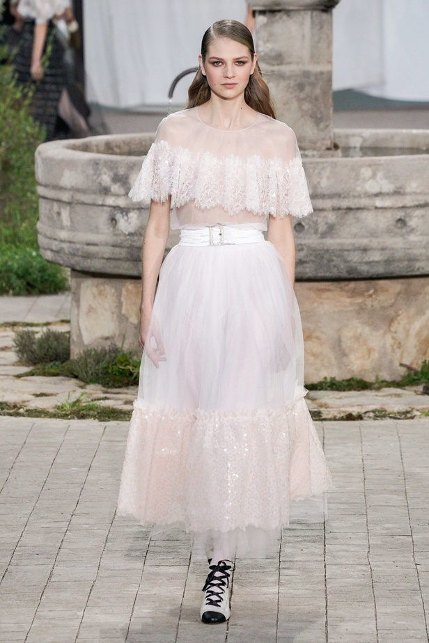 الأسود والأبيض.. عنوان مجموعة Chanel  من الألبسة الفاخرة لربيع وصيف 2020