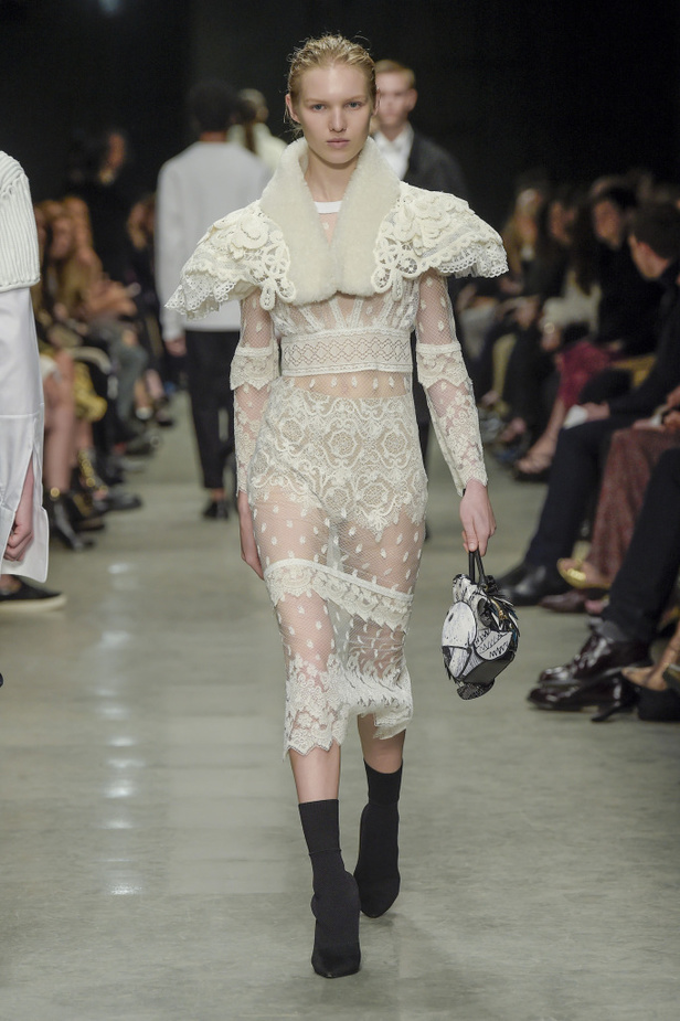 عرض أزياء بربري لموسم خريف وشتاء 2017