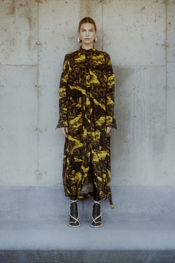 إيلا إمهوف تظهر للمرة الأولى في عرض أزياء Proenza Schouler 