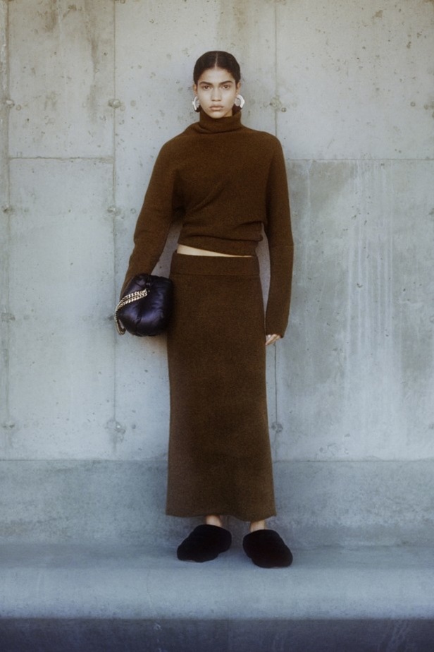 إيلا إمهوف تظهر للمرة الأولى في عرض أزياء Proenza Schouler 