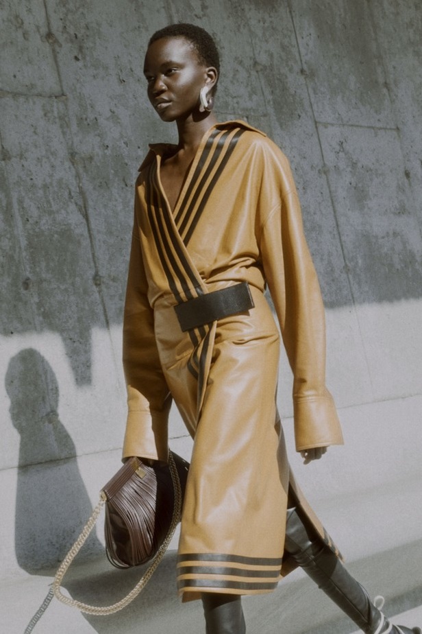 إيلا إمهوف تظهر للمرة الأولى في عرض أزياء Proenza Schouler 