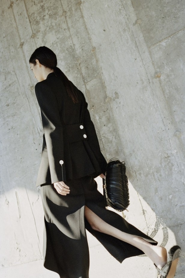 إيلا إمهوف تظهر للمرة الأولى في عرض أزياء Proenza Schouler 