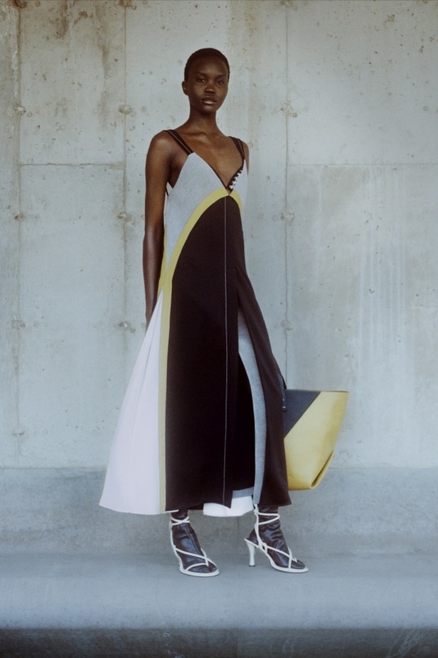 إيلا إمهوف تظهر للمرة الأولى في عرض أزياء Proenza Schouler 