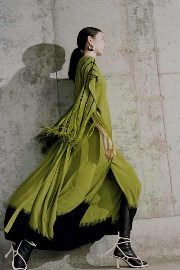 إيلا إمهوف تظهر للمرة الأولى في عرض أزياء Proenza Schouler 