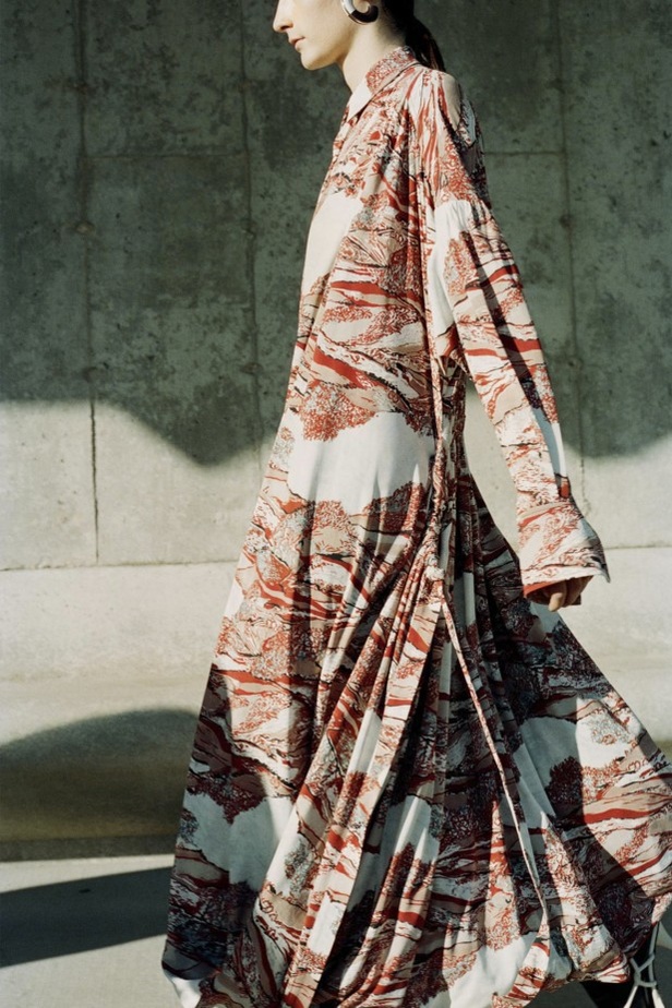 إيلا إمهوف تظهر للمرة الأولى في عرض أزياء Proenza Schouler 