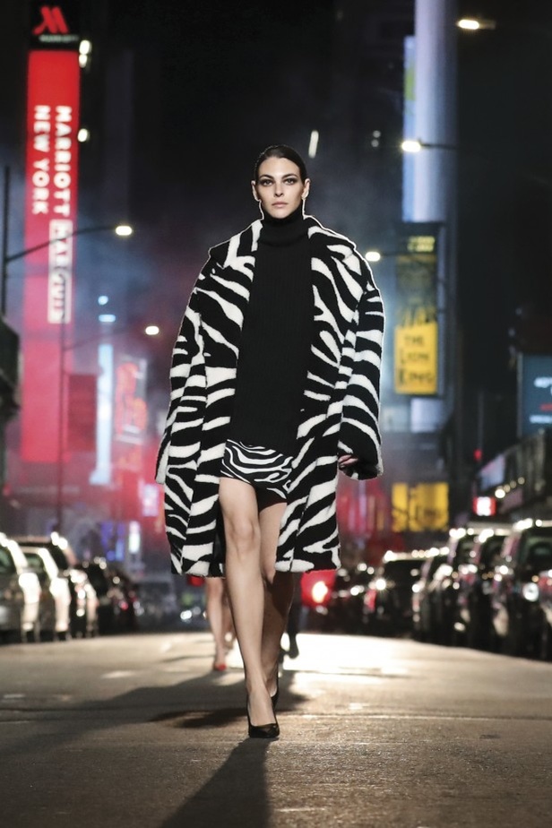 عرض مجموعة مايكل كورس Michael Kors لخريف وشتاء 2021 بمناسبة الذكرى الأربعين للدار