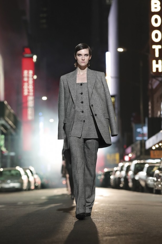 عرض مجموعة مايكل كورس Michael Kors لخريف وشتاء 2021 بمناسبة الذكرى الأربعين للدار