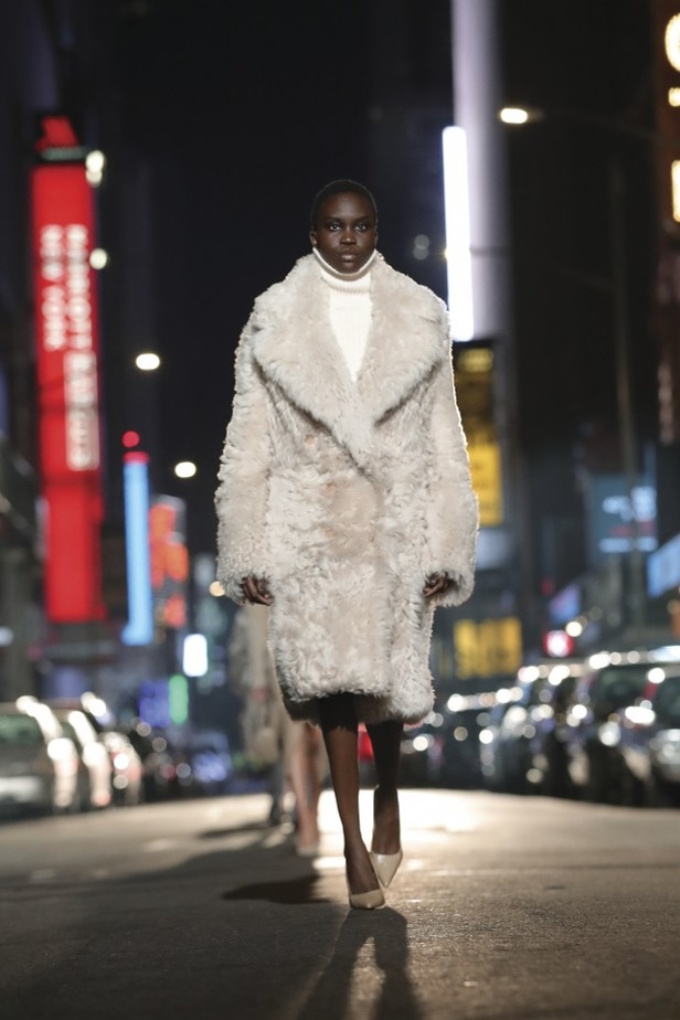 عرض مجموعة مايكل كورس Michael Kors لخريف وشتاء 2021 بمناسبة الذكرى الأربعين للدار