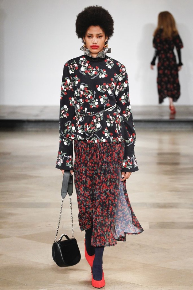 مجموعة Mother of Pearl  لربيع وصيف 2017