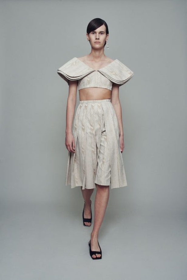 عرض ازياء مجموعة Emilia Wickstead ربيع وصيف 2021 من اسبوع لندن للموضة