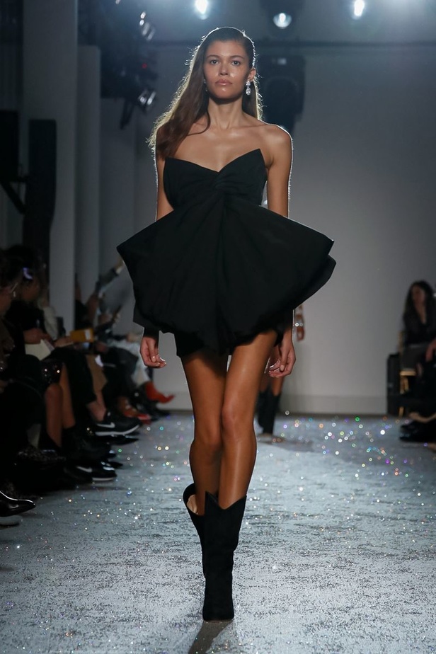 مجموعة الألبسة الراقية من جيامباتيستا فالي لربيع 2019