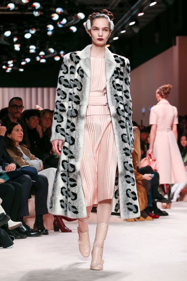 مجموعة فندي FENDI لخريف وشتاء 2020-2021 خلال اسبوع الموضة في ميلانو 