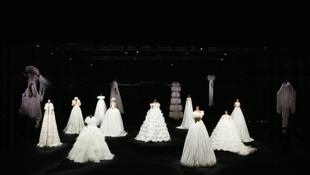 مجموعة دار فالنتينو Valentino لـخريف وشتاء 2021  تصاميم راقية تأخذنا الى الأحلام