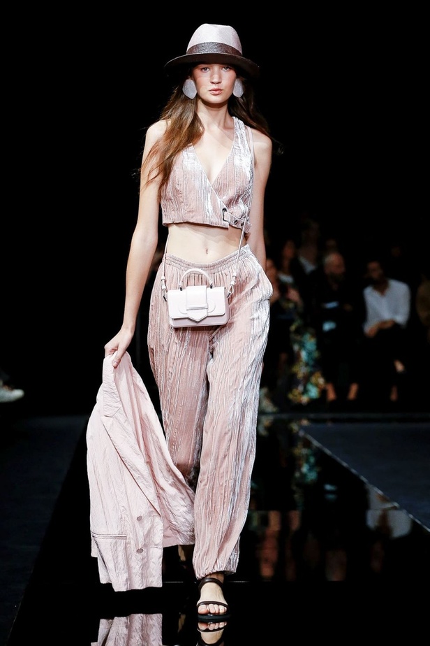 اسبوع الموضة في ميلان 2019 عرض أزياء Emporio Armani لربيع وصيف 2020 من ميلان