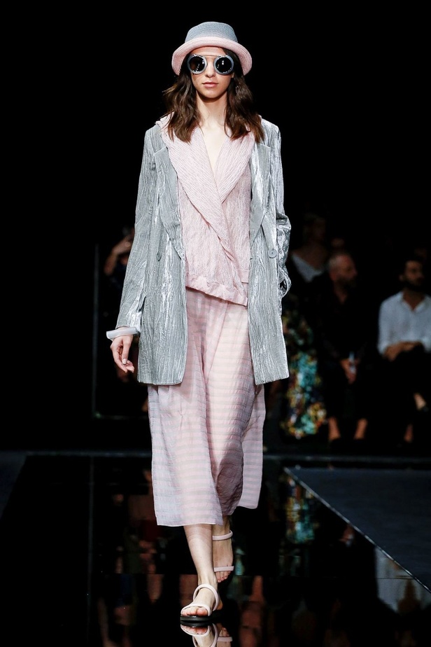 اسبوع الموضة في ميلان 2019 عرض أزياء Emporio Armani لربيع وصيف 2020 من ميلان