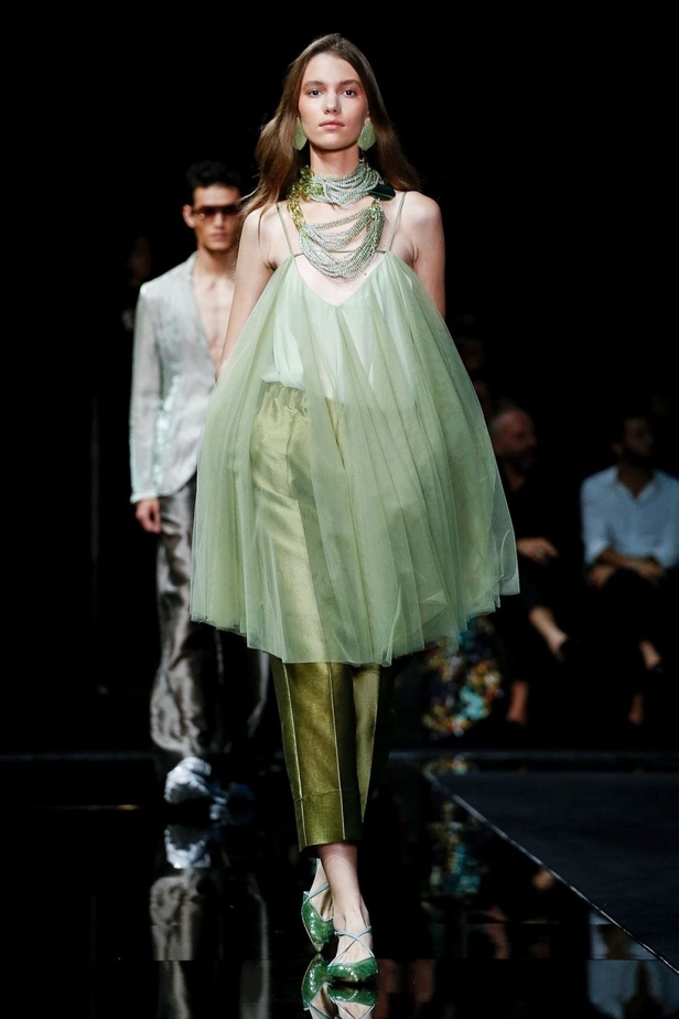 اسبوع الموضة في ميلان 2019 عرض أزياء Emporio Armani لربيع وصيف 2020 من ميلان
