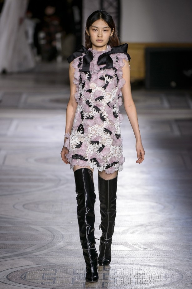 مجموعة Giambatista Valli من الألبسة الفاخرة لربيع وصيف 2018