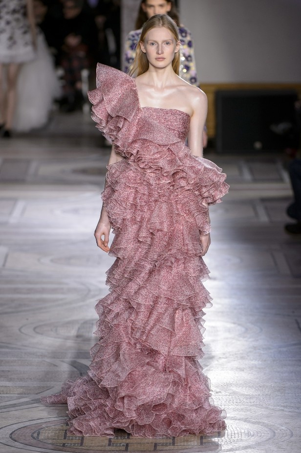 مجموعة Giambatista Valli من الألبسة الفاخرة لربيع وصيف 2018
