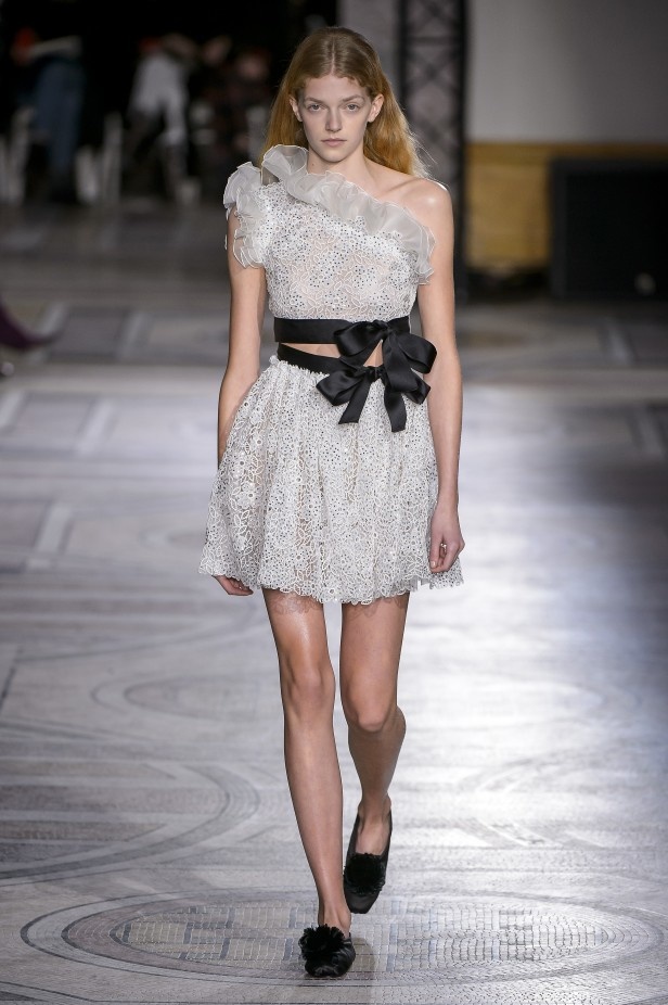 مجموعة Giambatista Valli من الألبسة الفاخرة لربيع وصيف 2018