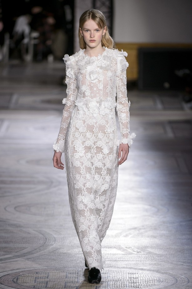 مجموعة Giambatista Valli من الألبسة الفاخرة لربيع وصيف 2018