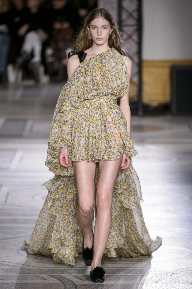 مجموعة Giambatista Valli من الألبسة الفاخرة لربيع وصيف 2018