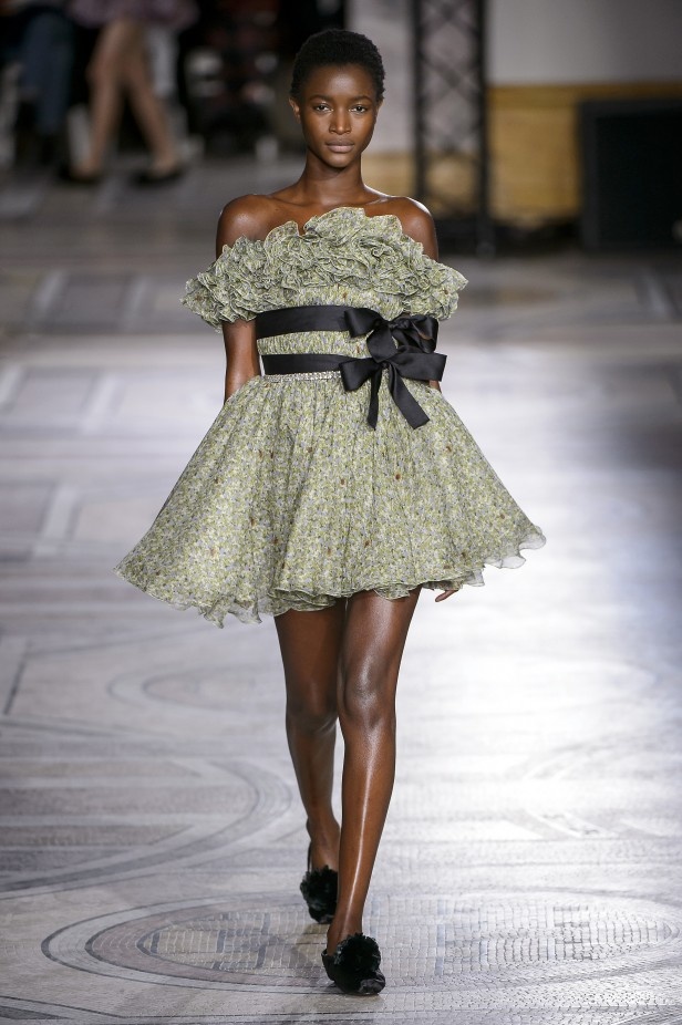 مجموعة Giambatista Valli من الألبسة الفاخرة لربيع وصيف 2018