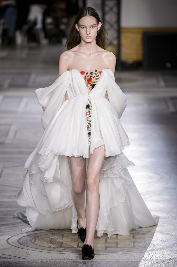 مجموعة Giambatista Valli من الألبسة الفاخرة لربيع وصيف 2018