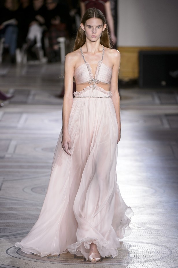 مجموعة Giambatista Valli من الألبسة الفاخرة لربيع وصيف 2018