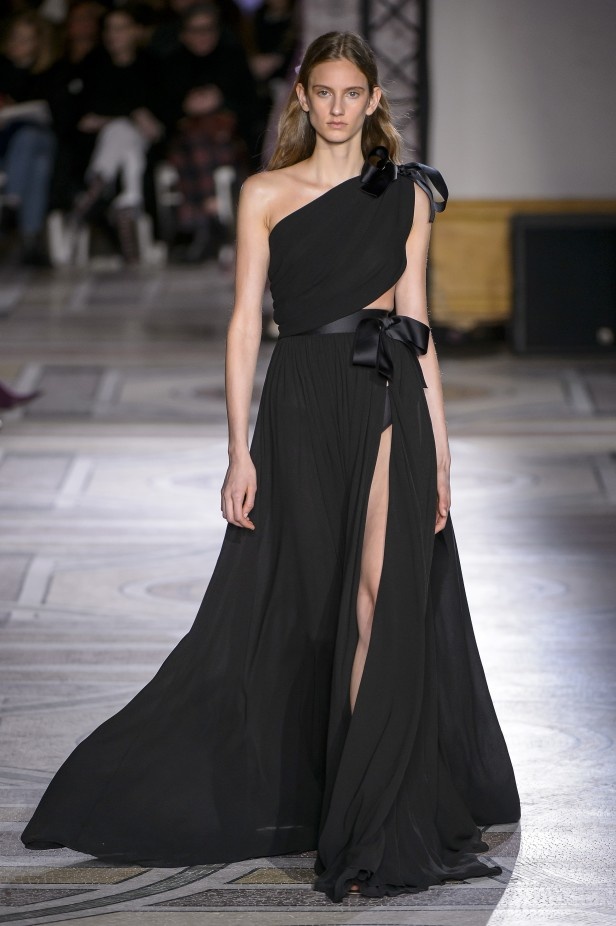 مجموعة Giambatista Valli من الألبسة الفاخرة لربيع وصيف 2018