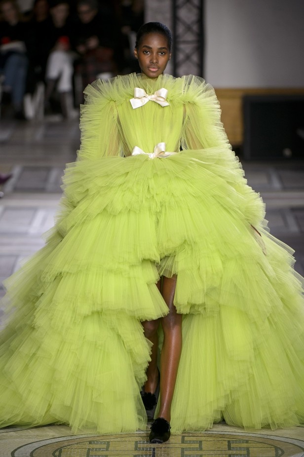 مجموعة Giambatista Valli من الألبسة الفاخرة لربيع وصيف 2018