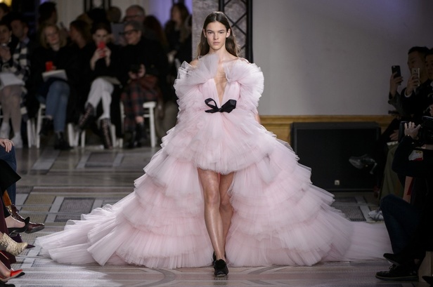 مجموعة Giambatista Valli من الألبسة الفاخرة لربيع وصيف 2018