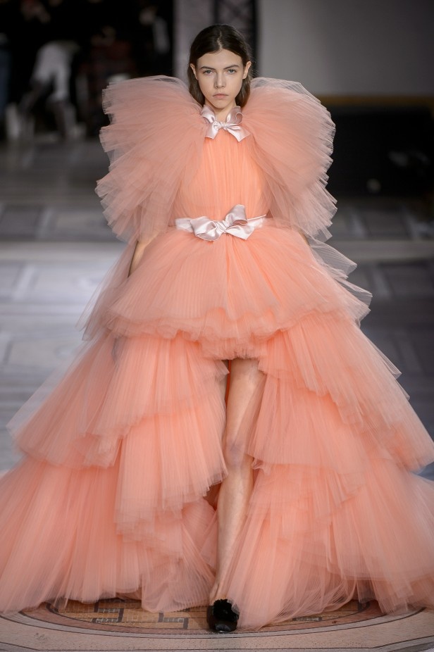 مجموعة Giambatista Valli من الألبسة الفاخرة لربيع وصيف 2018